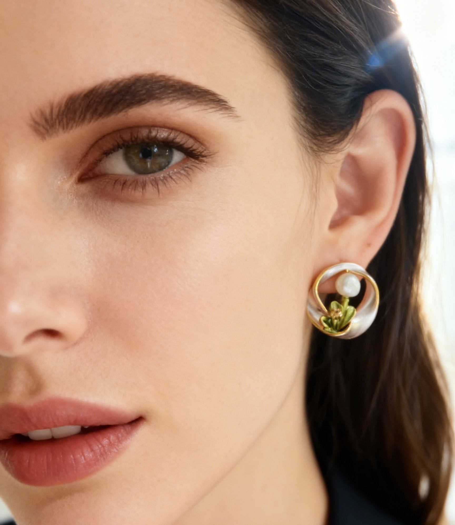 Art-inspired pearl earrings inspired by Renoir, symbolising love and elegance, perfect for professional women and thoughtful gifts.